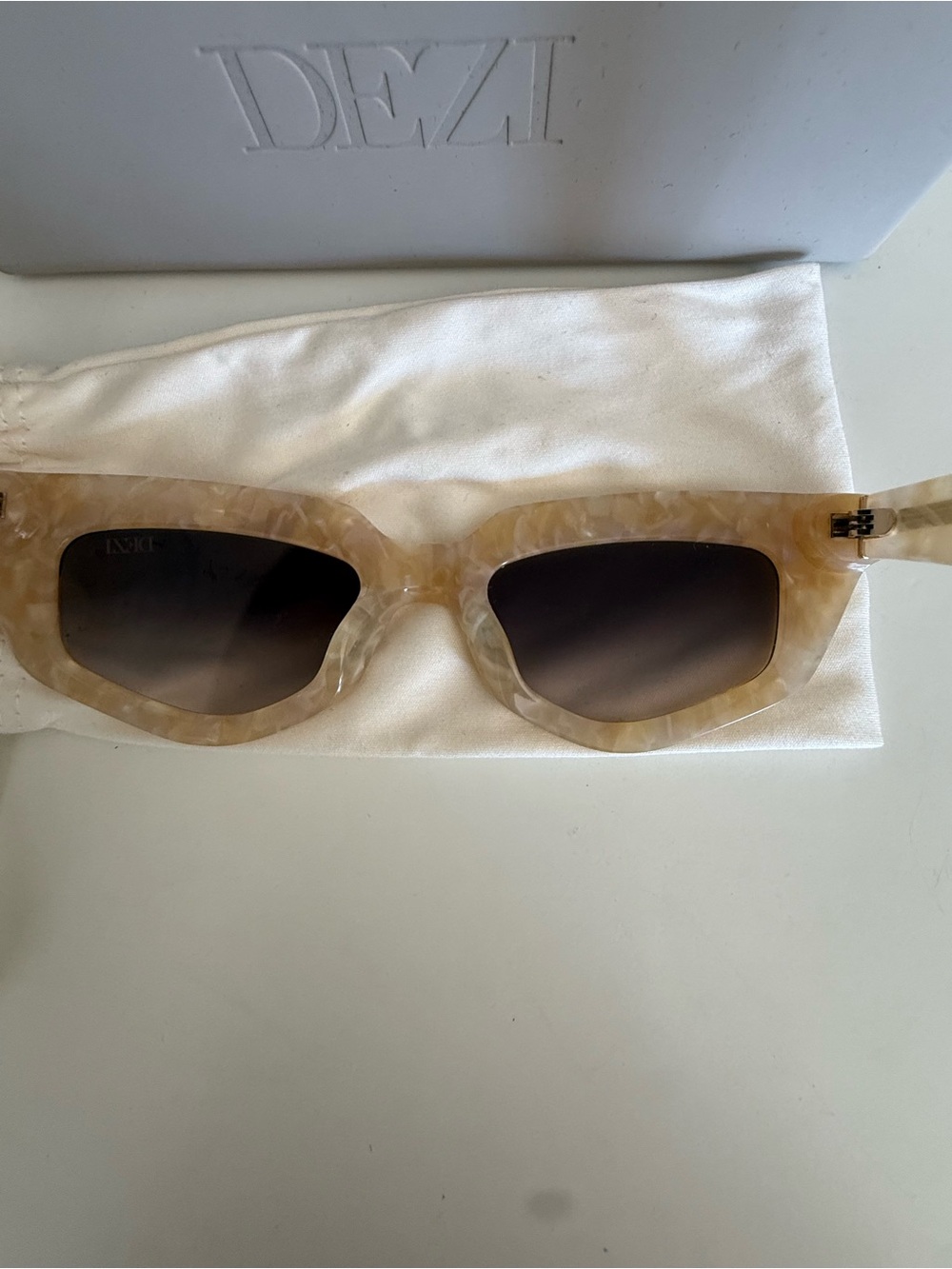 DEZI Blonde Tortoiseshell Cat-Eye Sunglasses with Gradient Lenses